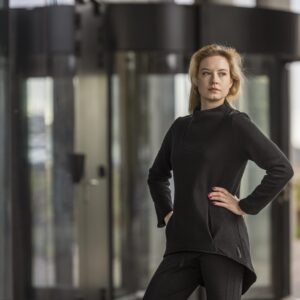 Czarna klasyczna bluza damska Nora
