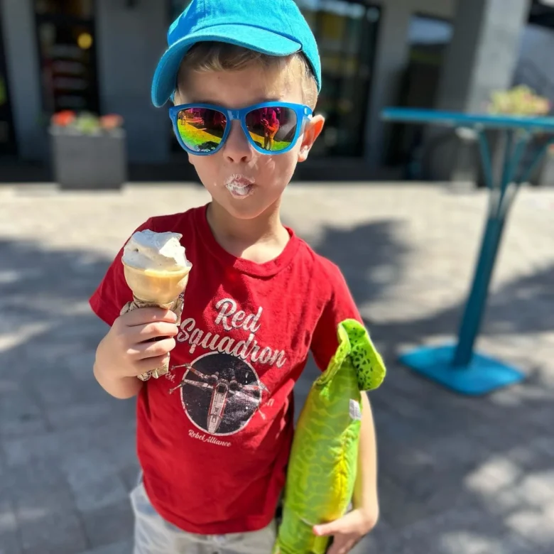 kids-sunglasses-blue-rainbow