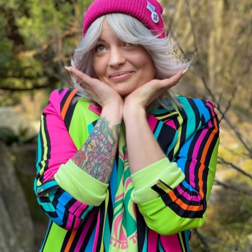Wywijana-jesienna-czapka-z-przypinką-Brain-Inside-fuksja2