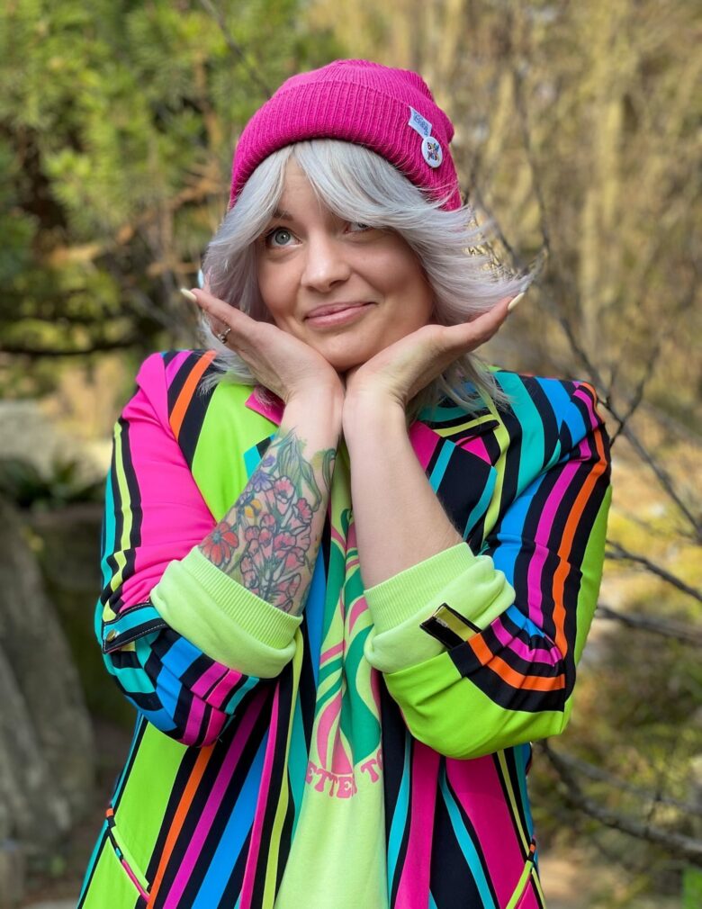 Wywijana-jesienna-czapka-z-przypinką-Brain-Inside-fuksja2