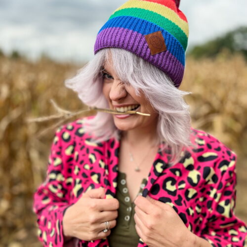 teczowa-czapka-unisex-z-pomponem