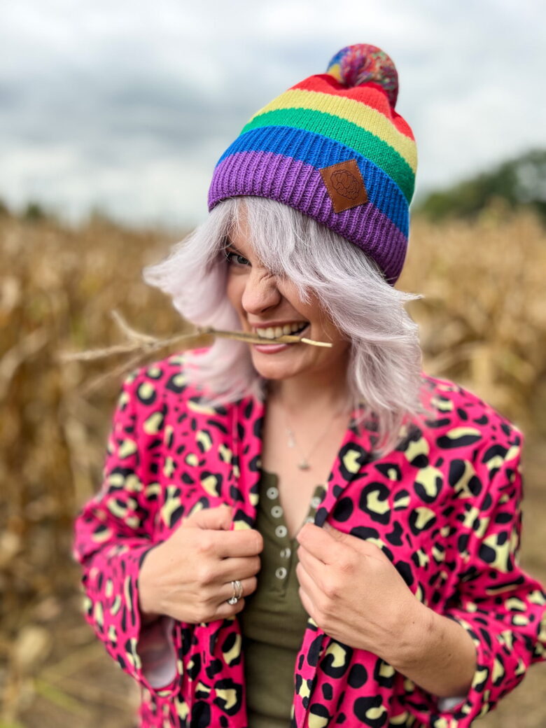 teczowa-czapka-unisex-z-pomponem