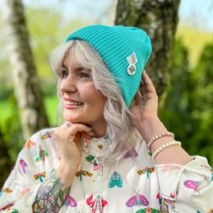 Bawełniana czapka beanie jasny turkus z przypinką Brain Inside