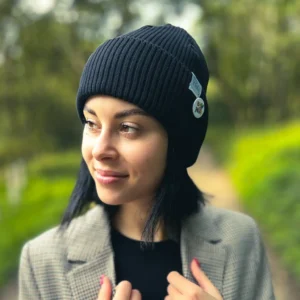Bawełniana czapka beanie czarna z przypinką Brain Inside