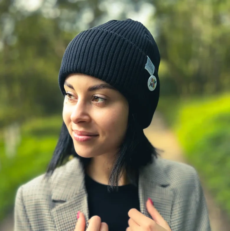 Bawełniana czapka beanie czarna z przypinką Brain Inside