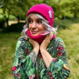 Bawełniana czapka beanie malinowa z przypinką Brain Inside