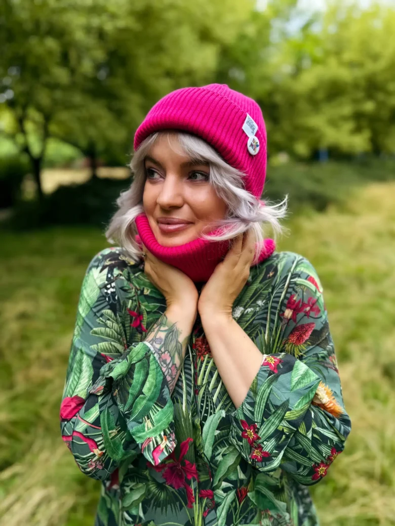 Bawełniana czapka beanie malinowa z przypinką Brain Inside