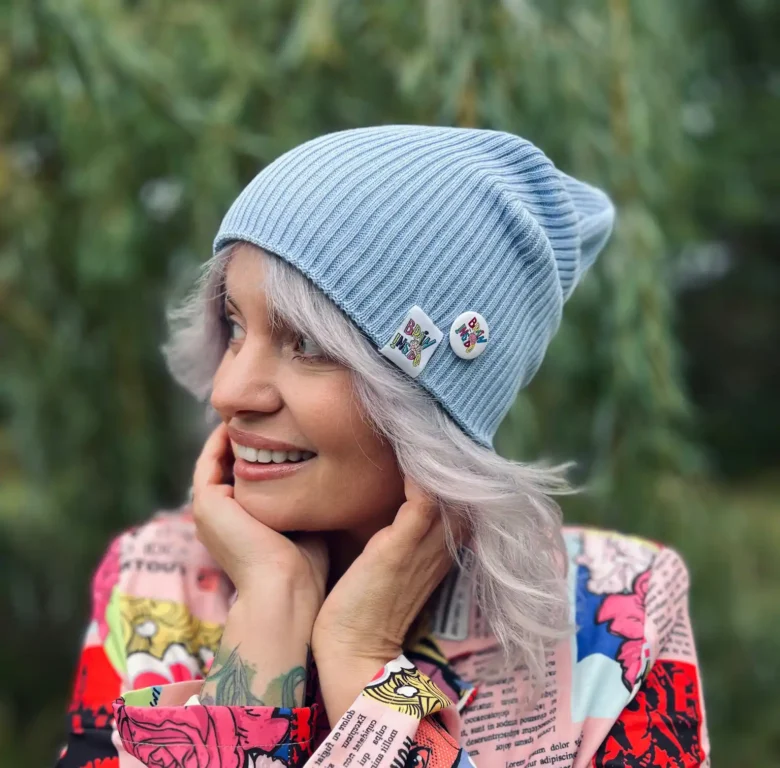 Bawełniana czapka beanie jasny niebieski z przypinką Brain Inside