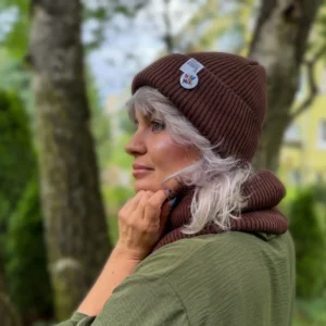 Bawełniana czapka beanie malinowa z przypinką Brain Inside