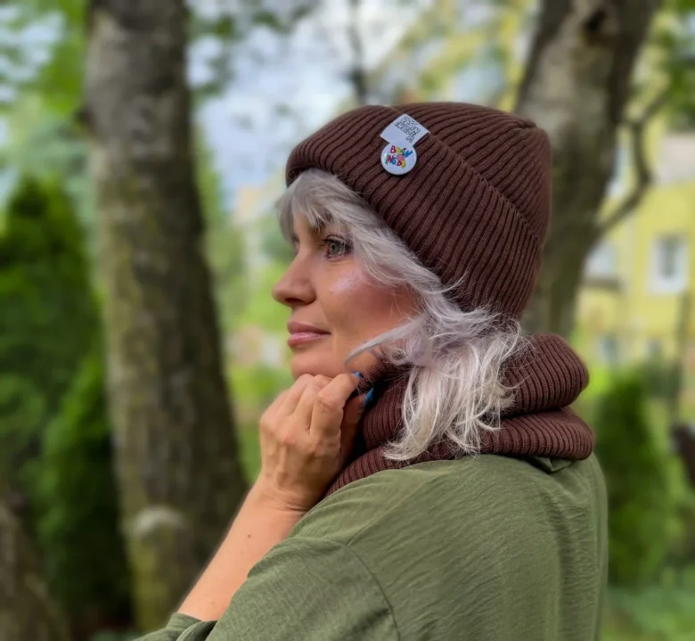 Bawełniana czapka beanie malinowa z przypinką Brain Inside