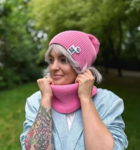 Bawełniana czapka beanie różowa z przypinką Brain Inside