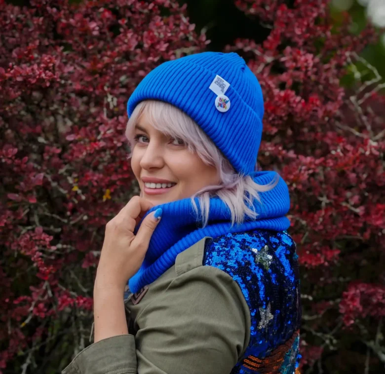 Bawełniana czapka beanie kobaltowa z przypinką Brain Inside