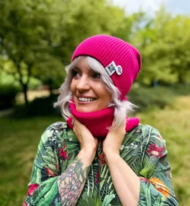 Bawełniana czapka beanie malinowa z przypinką Brain Inside