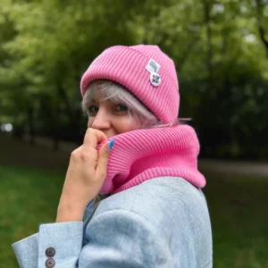 Bawełniana czapka beanie różowa z przypinką Brain Inside
