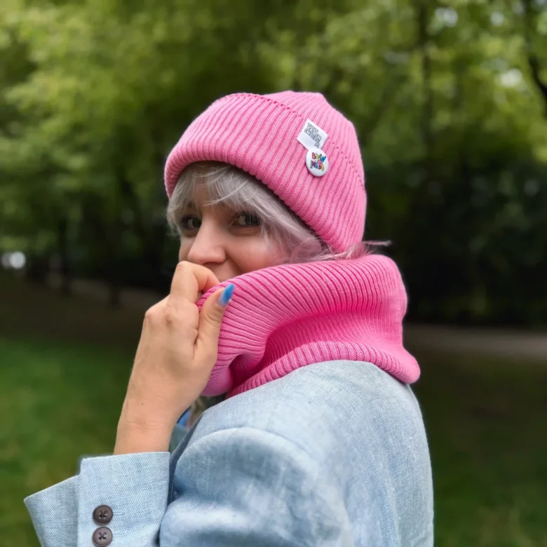Bawełniana czapka beanie różowa z przypinką Brain Inside