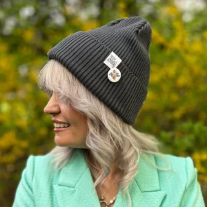 Bawełniana czapka beanie ciemnoszara z przypinką Brain Inside