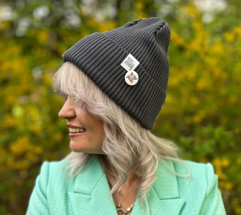 Bawełniana czapka beanie ciemnoszara z przypinką Brain Inside