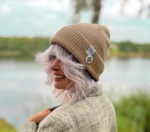 Bawełniana czapka beanie beżowa z przypinką Brain Inside