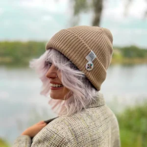 Bawełniana czapka beanie beżowa z przypinką Brain Inside