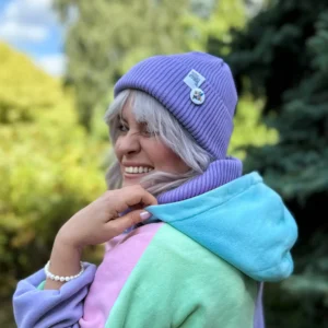 Bawełniana czapka beanie liliowa z przypinką Brain Inside