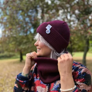 Bawełniana czapka beanie bordowa z przypinką Brain Inside