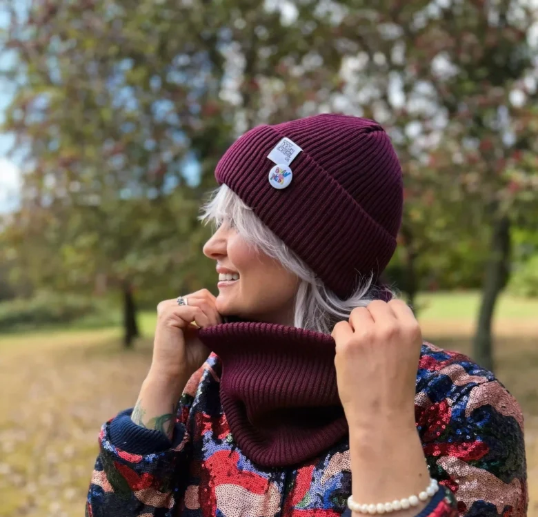 Bawełniana czapka beanie bordowa z przypinką Brain Inside